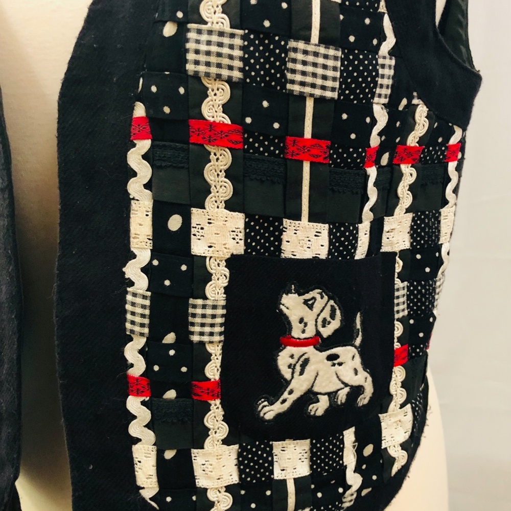 BLACK AND WHITE VEST WITH RED SIZE L